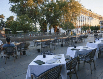 Los bares de Sevilla pueden renovar su licencia de veladores