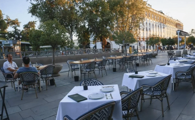 Los bares de Sevilla pueden renovar su licencia de veladores