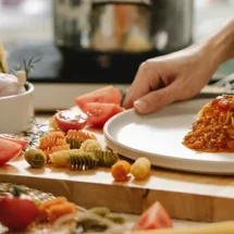 ¿Es legal vender comida hecha en casa en 2025? Requisitos, normativa y equipamiento profesional para cumplir la ley