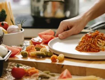 ¿Es legal vender comida hecha en casa en 2025? Requisitos, normativa y equipamiento profesional para cumplir la ley