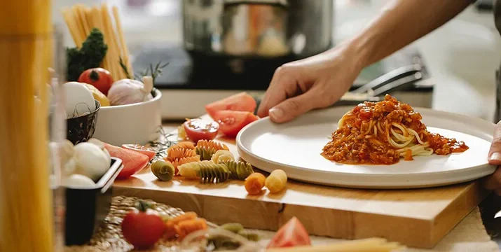 ¿Es legal vender comida hecha en casa en 2025? Requisitos, normativa y equipamiento profesional para cumplir la ley