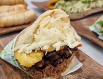 Renace el sabor venezolano en Almería: el Bycactus58 vuelve a abrir tras un incendio. Un renacer que impulsa la identidad gastronómica