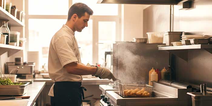 Cómo elegir entre los distintos tipos de freidoras industriales. La importancia de una elección estratégica en cocina profesional.