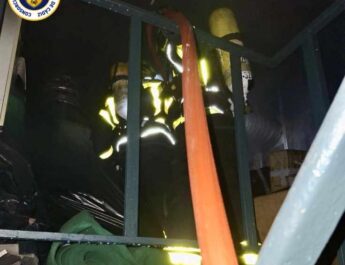 Desalojo de emergencia en Romerijo tras declararse un fuego en sus cocinas