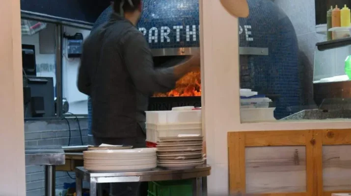 Arde un restaurante italiano de Zaragoza. Incendio en pleno centro de Zaragoza: intervención rápida y sin heridos.