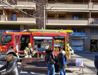 Susto en L’Escorxador por un incendio en la cocina de una vivienda