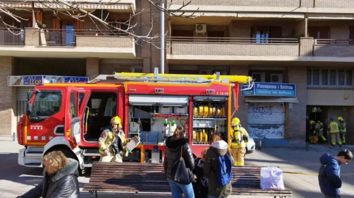 Susto en L’Escorxador por un incendio en la cocina de una vivienda