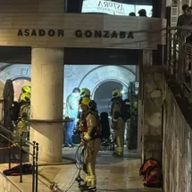 Incendio en la salida de humos obliga a desalojar un restaurante en el centro de Santiago