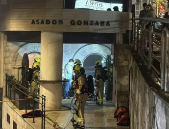 Incendio en la salida de humos obliga a desalojar un restaurante en el centro de Santiago