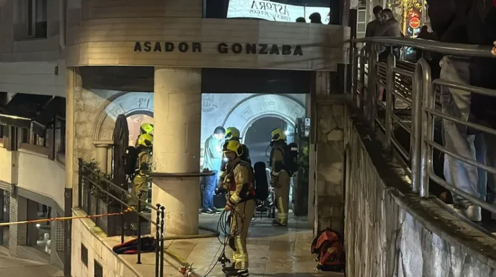 Incendio en la salida de humos obliga a desalojar un restaurante en el centro de Santiago
