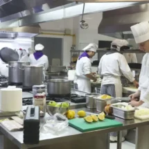 Cocina mediterránea con acento asiático: creatividad, técnica y aprendizaje en las Jornadas Gastronómicas. Una apertura marcada por el talento joven y la experiencia real de servicio.