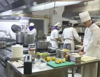 Cocina mediterránea con acento asiático: creatividad, técnica y aprendizaje en las Jornadas Gastronómicas. Una apertura marcada por el talento joven y la experiencia real de servicio.