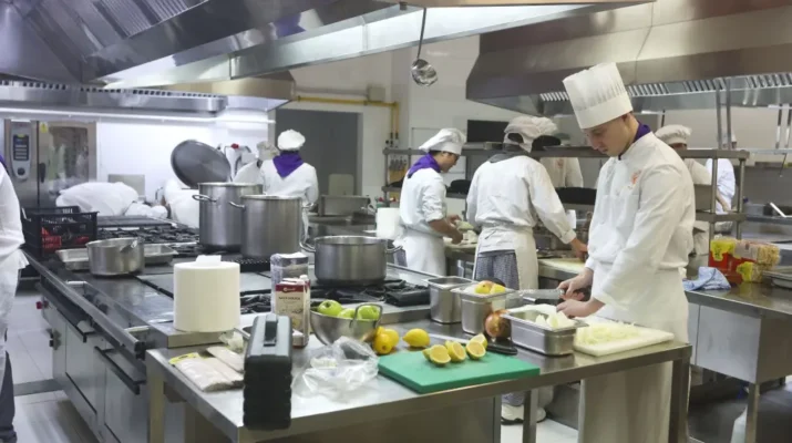 Cocina mediterránea con acento asiático: creatividad, técnica y aprendizaje en las Jornadas Gastronómicas. Una apertura marcada por el talento joven y la experiencia real de servicio.