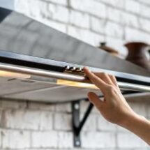 El error más grave al usar la campana extractora y cómo evitar que los olores invadan toda la casa. La ventilación adecuada