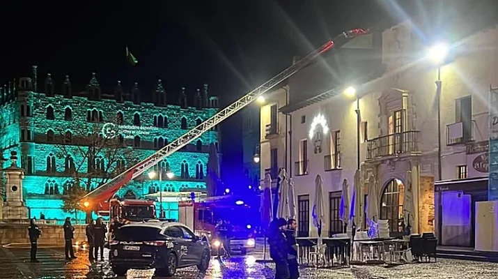 Incendio nocturno en un restaurante del centro de León reabre el debate sobre la seguridad en cocinas profesionales