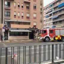 Incendio en restaurante de Murcia obliga a desalojar un edificio residencial en pleno mediodía. Desalojo urgente tras un incendio