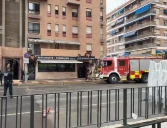 Incendio en restaurante de Murcia obliga a desalojar un edificio residencial en pleno mediodía. Desalojo urgente tras un incendio