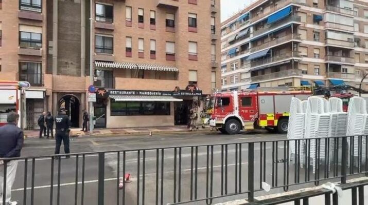 Incendio en restaurante de Murcia obliga a desalojar un edificio residencial en pleno mediodía. Desalojo urgente tras un incendio