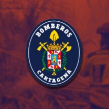Aparatoso incendio en un restaurante de La Manga moviliza a bomberos y servicios de emergencia en Cartagena. El fuego generó una enorme columna de humo