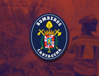 Aparatoso incendio en un restaurante de La Manga moviliza a bomberos y servicios de emergencia en Cartagena. El fuego generó una enorme columna de humo