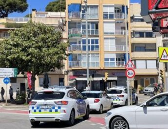 Incendio en un restaurante de Blanes obliga a desalojar el local y deja un trabajador herido. Emergencia en S’Auguer tras un fuego originado