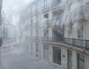 Incendio en un hotel y bar de Málaga obliga al desalojo de más de cien personas durante la madrugada. La rápida propagación